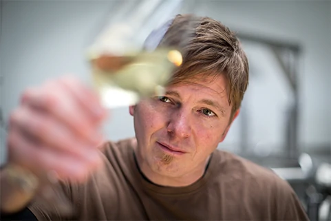 Markus mit Weißweinglas