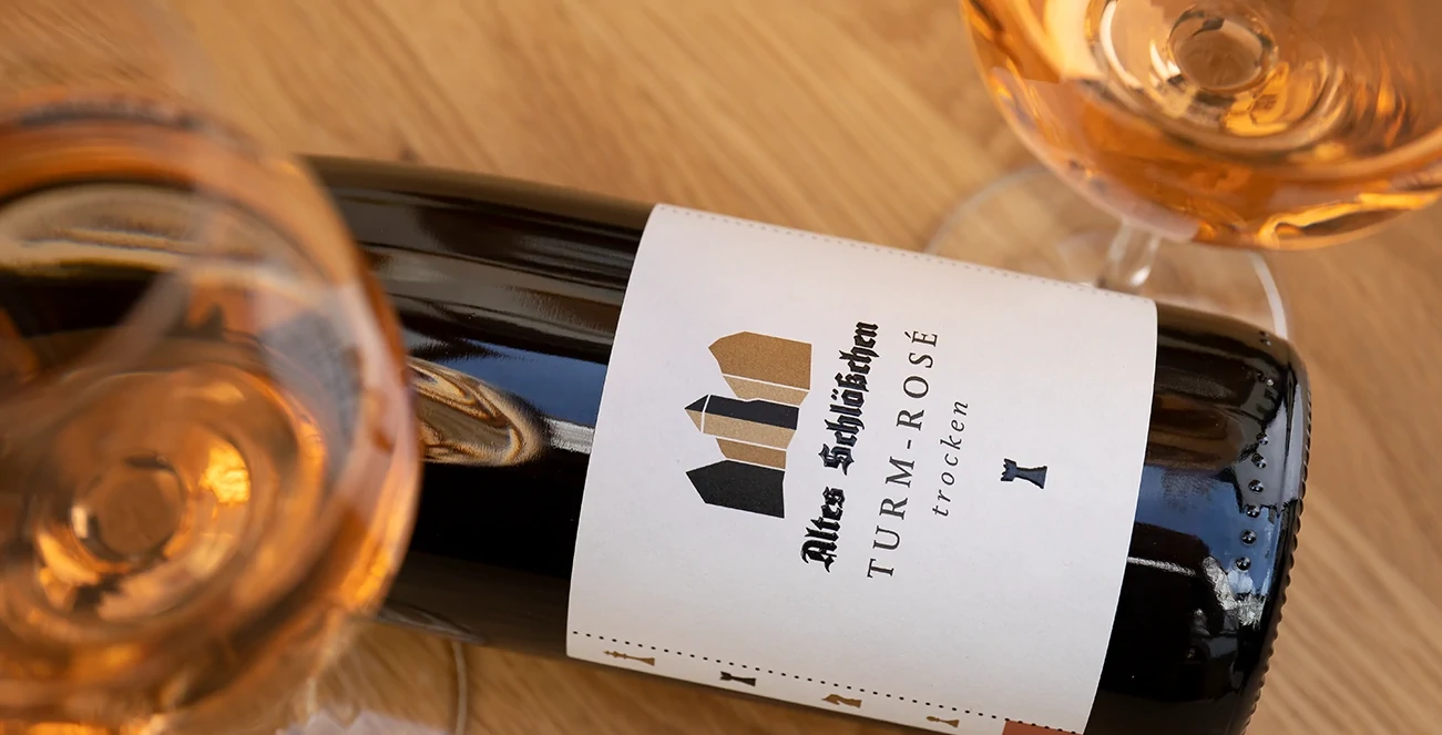 auszeichnungen_turm_rose_weinflasche